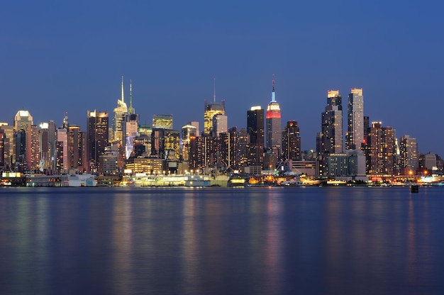 Skyline do centro de manhattan da cidade de nova york ao entardecer