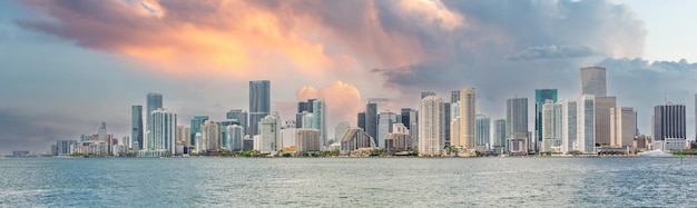 Skyline do centro de Miami ao pôr do sol com Biscayne Bay