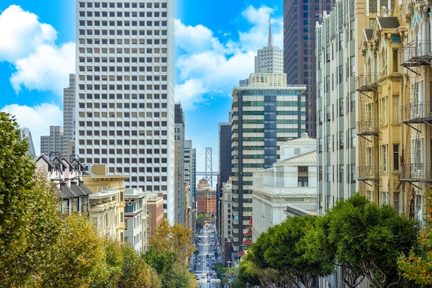 Skyline do distrito financeiro panorâmico de San Francisco dos EUA no centro da cidade com vista para Bay Bridge