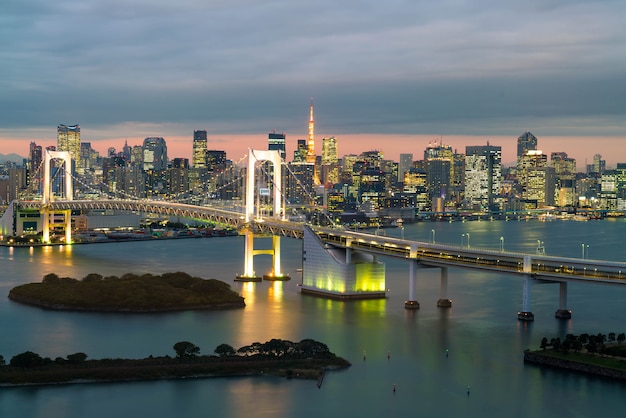 Skyline do Tóquio com torre de Tokyo e ponte do arco-íris.