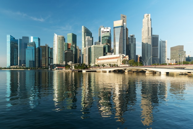 Skyline e arranha-céus do distrito financeiro de singapura na manhã em marina bay, singapura.