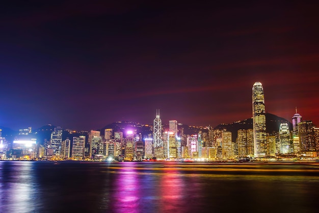 Foto skyline de hong kong kowloon desde la puesta de sol de la colina fei ngo shan