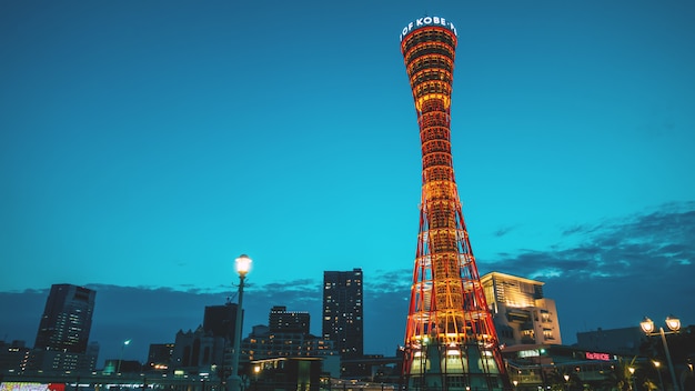 Skyline y Kobe Port Tower se iluminan al atardecer