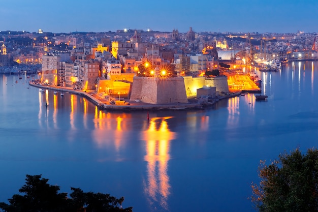Skyline-Luftbild des alten Fort Saint Michael der Halbinsel Senglea und des Grand Harbour von Valletta während der blauen Morgenstunde, Malta.