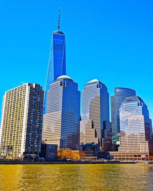 Skyline mit Wolkenkratzern im Financial Center in Lower Manhattan, New York City, Amerika. VEREINIGTE STAATEN VON AMERIKA. Amerikanisches Architekturgebäude. Panorama der Metropole New York. Großstädtisches Stadtbild