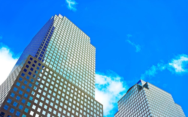 Skyline mit Wolkenkratzern im Financial Center in Lower Manhattan, New York City, Amerika. VEREINIGTE STAATEN VON AMERIKA. Amerikanisches Architekturgebäude. Panorama der Metropole New York. Großstädtisches Stadtbild