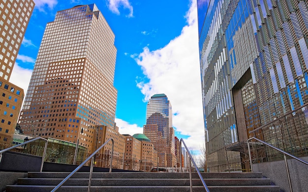 Skyline mit Wolkenkratzern im Financial Center in Lower Manhattan, New York City, Amerika. VEREINIGTE STAATEN VON AMERIKA. Amerikanisches Architekturgebäude. Panorama der Metropole NYC. Großstädtisches Stadtbild