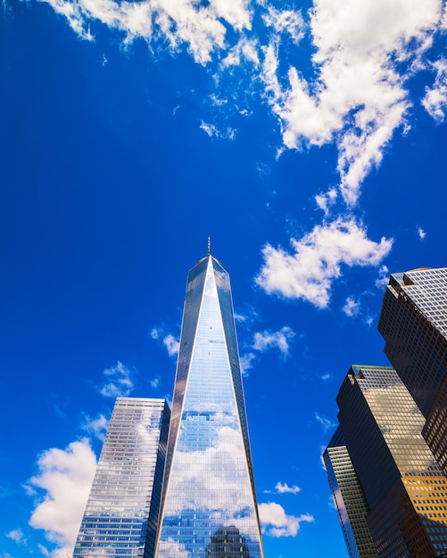 Skyline mit Wolkenkratzern im Financial Center in Lower Manhattan, New York City, Amerika. VEREINIGTE STAATEN VON AMERIKA. Amerikanisches Architekturgebäude. Panorama der Metropole NYC. Großstädtisches Stadtbild