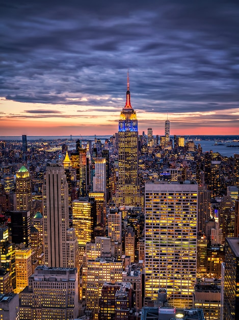 Skyline de Nueva York desde el centro de Rockefeller Top of the Rock en Estados Unidos al atardecer hora azul
