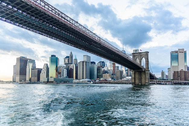 Skyline de Nueva York con el puente de Brooklyn