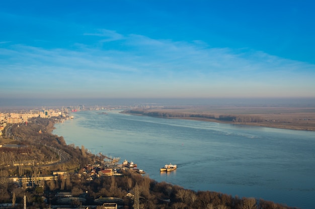 Skyline-Panorama der Stadt Galati und der Donau in Rumänien