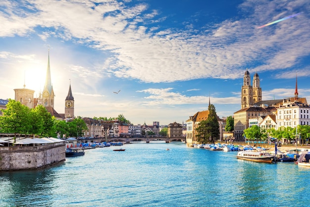 Skyline-Panorama über die Innenstadt von Zürich am Abend in der Schweiz