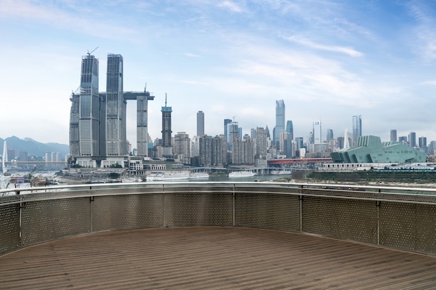 Skyline panorâmica e edifícios com piso quadrado de concreto vazio em chengdu, china