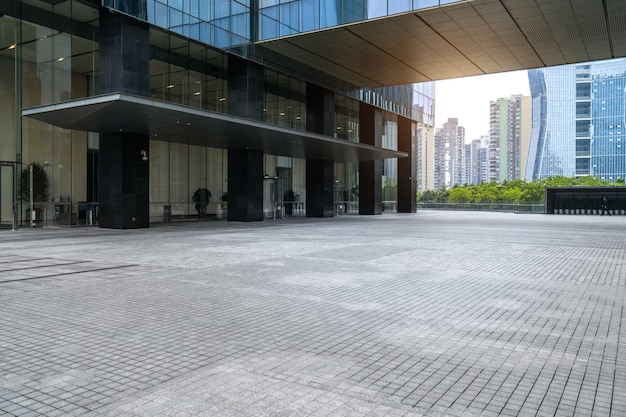 Skyline panorâmica e edifícios com piso quadrado de concreto vazio