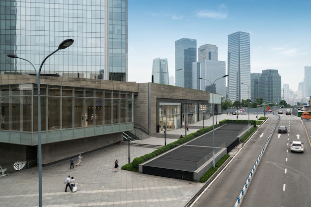 Skyline panorâmica e edifícios com piso quadrado de concreto vazio