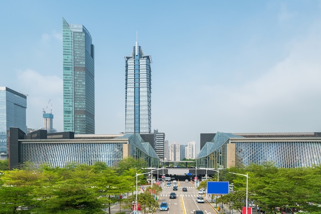 Skyline panorâmico, e, edifícios, com, vazio, concreto, quadrado, chão, em, shenzhen, china