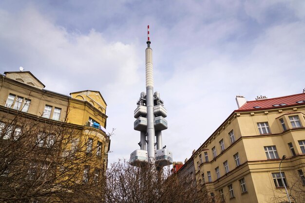 Skyline de Praga con transmisor de torre de televisión Zizkov