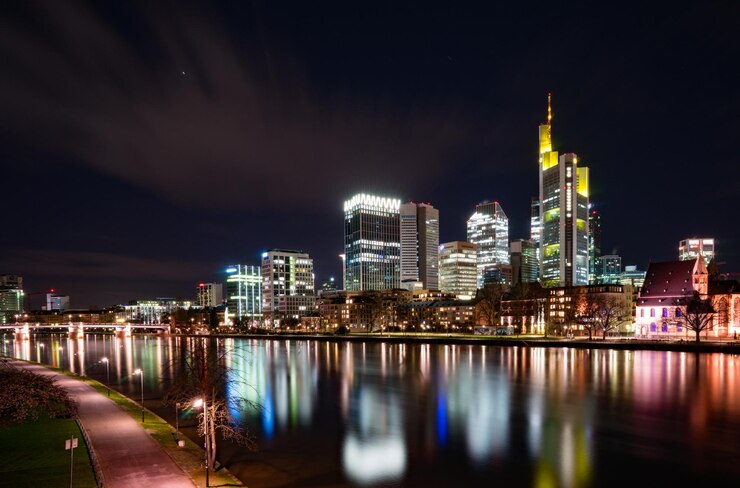 Foto skyline und flusshöhe in frankfurt