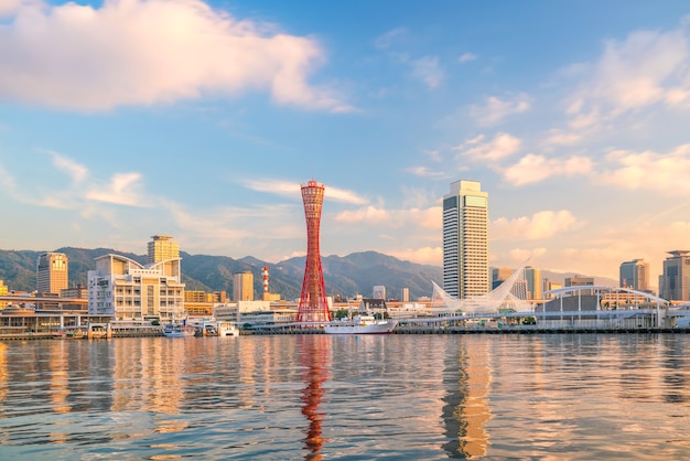 Skyline und Hafen von Kobe in Japan