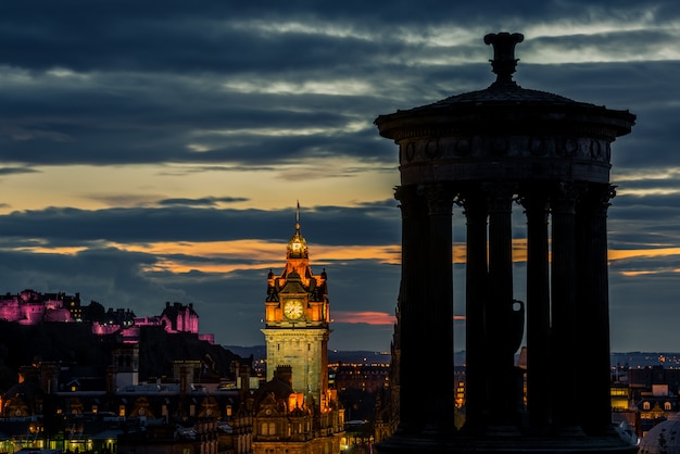 Skyline und Schloss der Stadt Edinburgh bei Nacht, Schottland