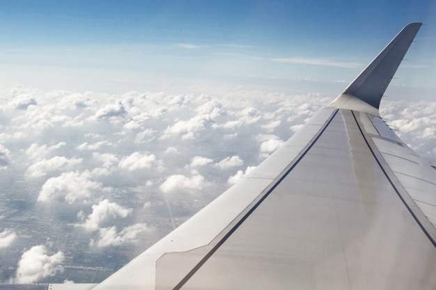 Foto skyline view über den wolken vom flugzeug