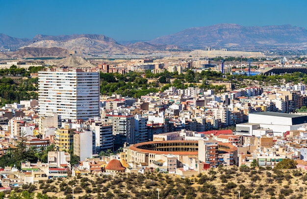 Skyline von Alicante von Santa Barbara Castle in Spanien.