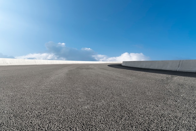 Skyline von Asphaltpflaster und Blue Sky und White Cloud