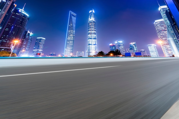 Skyline von Asphaltpflaster und Nachtlandschaft von Shanghai Architectural Landscape