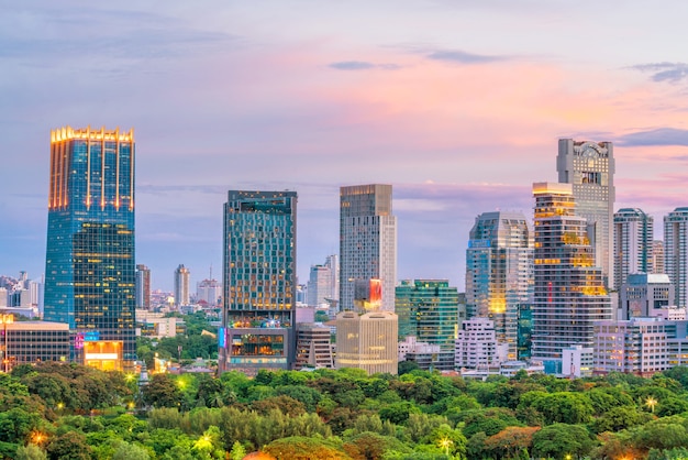 Skyline von Bangkok mit Lumpini Park aus der Draufsicht in Thailand bei Sonnenuntergang