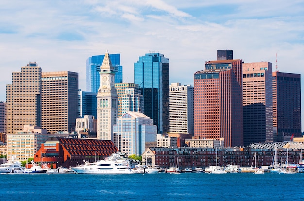 Skyline von Boston vom Hafen aus gesehen, Wolkenkratzer in der Innenstadt von Boston, Stadtbild der Hauptstadt von Massachusetts, USA