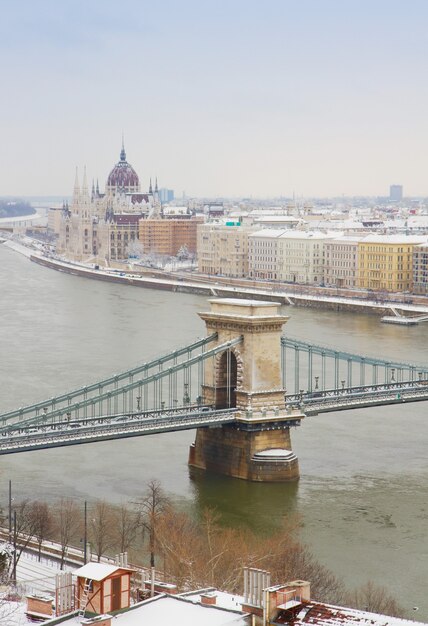Skyline von Budapest mit Parlamentsgebäude und Kettenbrücke, Budapest, Ungarn