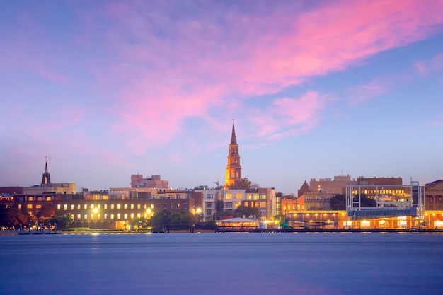 Skyline von Charleston, South Carolina, USA in der Dämmerung.