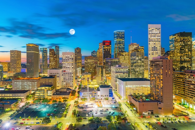 Skyline von Downtown Houston in Texas USA in der Dämmerung