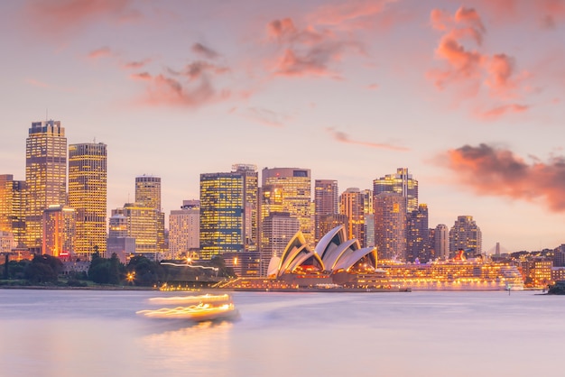 Skyline von Downtown Sydney in Australien aus der Draufsicht bei Sonnenuntergang