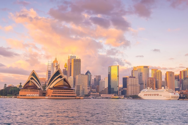 Skyline von Downtown Sydney in Australien aus der Draufsicht bei Sonnenuntergang