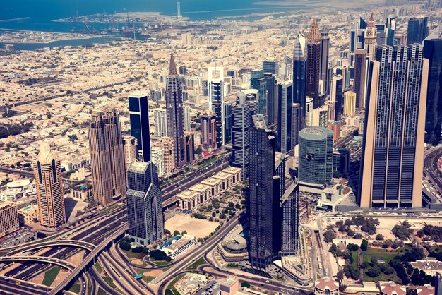 Skyline von Dubai bei Sonnenuntergang moderne Stadt mit Wolkenkratzern