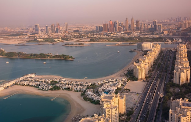 Skyline von Dubai bei Sonnenuntergang moderne Stadt mit Wolkenkratzern