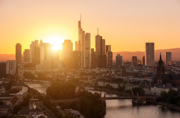 Skyline von Frankfurt am Main bei Sommersonnenuntergang