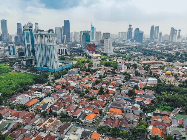 Skyline von Jakarta mit urbanen Wolkenkratzern am Nachmittag