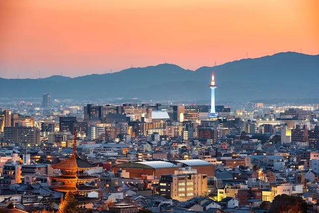 Skyline von Kyoto Japan in der Abenddämmerung