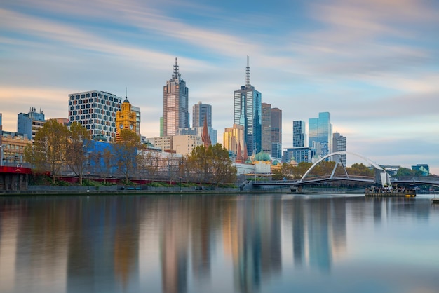 Skyline von Melbourne in Australien mit blauem Himmel