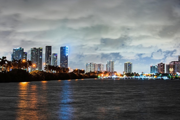 Skyline von Miami von der Biscayne Bay aus gesehen. Miami-Nacht in der Innenstadt.