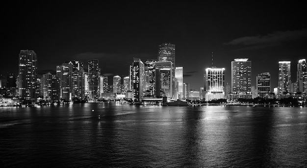 Skyline von Miami Wolkenkratzern bei Nacht Luftbild