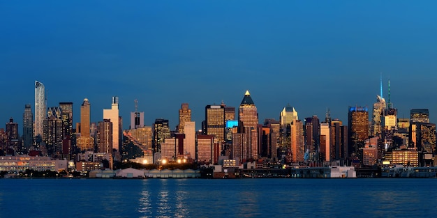 Skyline von Midtown Manhattan bei Abenddämmerung Panorama über den Hudson River