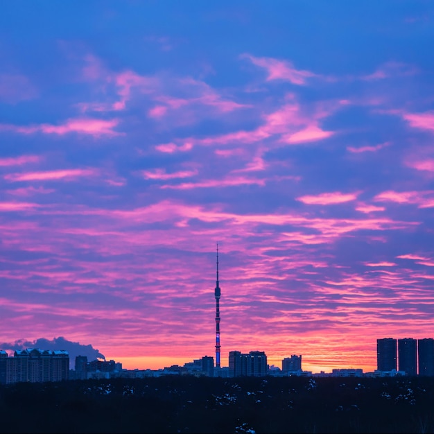 Skyline von Moskau mit Fernsehturm bei Sonnenaufgang