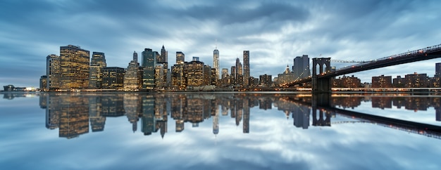 Skyline von new york city mit städtischen wolkenkratzern bei sonnenuntergang, usa.