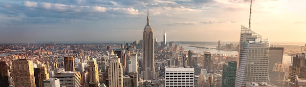 Skyline von New York City mit städtischen Wolkenkratzern bei Sonnenuntergang, USA.