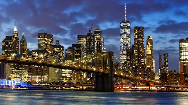 Skyline von New York City Nacht Manhattan Stadtpanorama Brooklyn Bridge World Trade Center