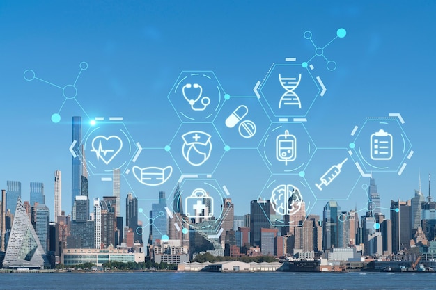 Skyline von New York City von New Jersey über den Hudson River in Richtung Midtown Manhattan zur Tageszeit Hologramm für digitale Medizin im Gesundheitswesen Das Konzept der Behandlung und Prävention von Krankheiten