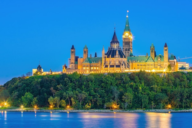 Skyline von Ottawa und Parliament Hill in Ontario, Kanada